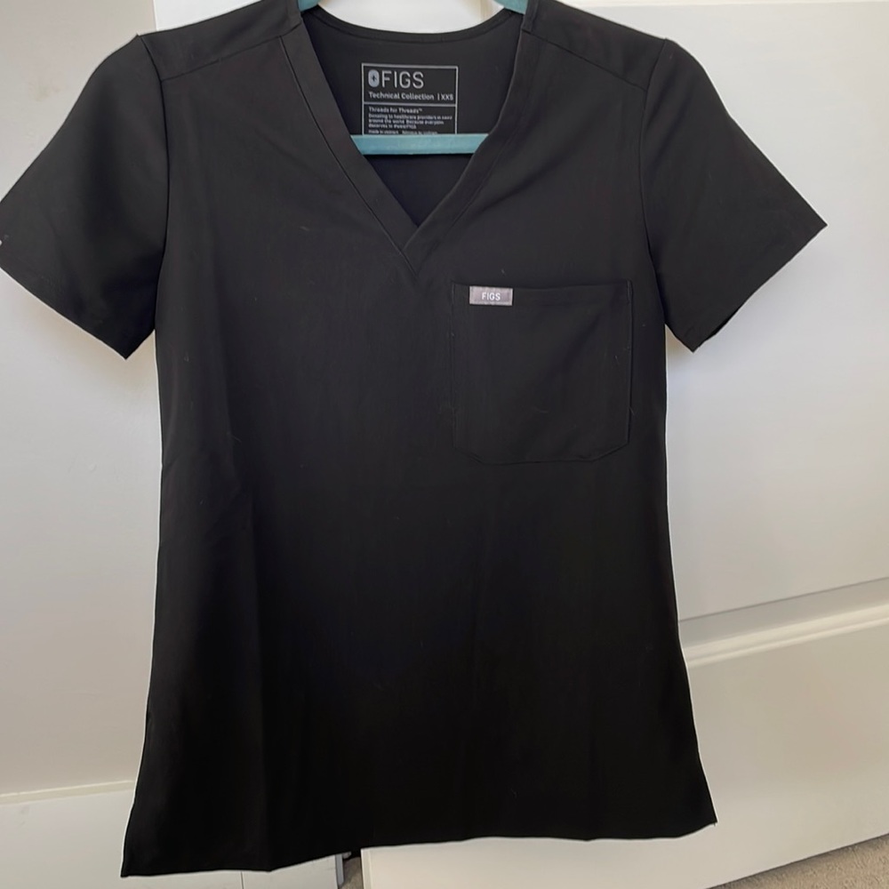 Figs women’s Catarina 1 pocket scrub top, black.